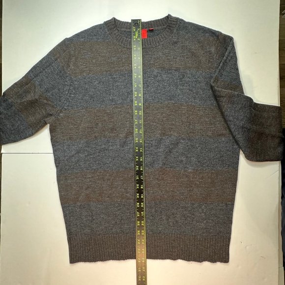 Saks fifth Avenue. Men’s long sleeve pull over sweater. Size large. - Picture 6 of 8